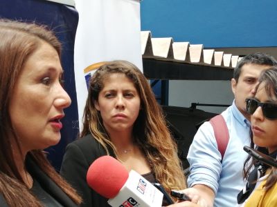 La fiscal Camila Albarracín (a la derecha) junto a la jefa de la Britrap Iquique, Katherine Vásquez.