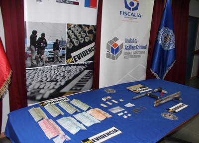 Junto con las armas durante el procedimiento se incautó droga, dinero en efectivo y armas hechizas.