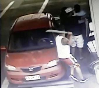 En la audiencia se reprodujo el video que captó el momento en que el imputado atacó al conductor con un machete.