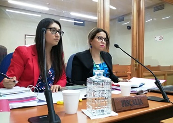 Fiscal Lorena Morales junto a su abogada asistente, Dorian Satt