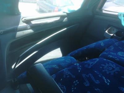 El lugar bajo los asientos donde iba oculta la droga en el segundo piso del bus.