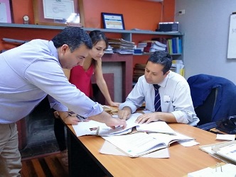 Gabriel Meza junto al equipo de la Fiscalía de Santa Cruz que participó en la investigación. 