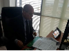 El fiscal Francisco Almazán en la oficina de la fiscalía de Iquique realizando las audiencias por videoconferencia.
