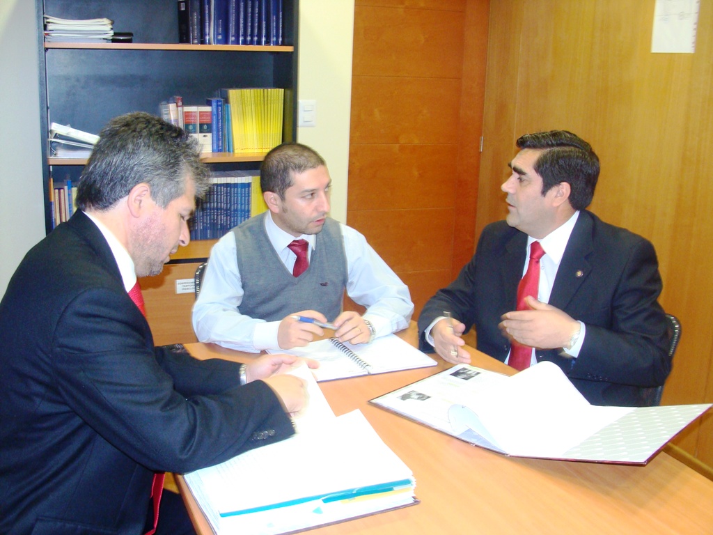 El fiscal Sergio Fuentes (al centro) reunido con los jefes policiales de la provincia del Ranco