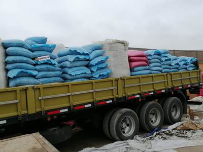 Más de 40 toneladas de pellet de alimento para salmones fueron recuperadas (foto gentileza PDI).