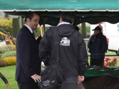 Fiscal Jefe de Puerto Varas, Naín Lamas Caamaño, durante la diligencia de exhumación de Vivian Haeger (foto de archivo).