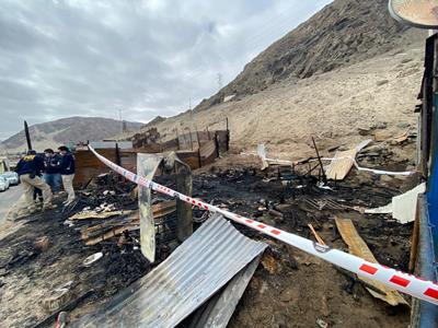 La vivienda afectada resultó completamente calcinada por el fuego.