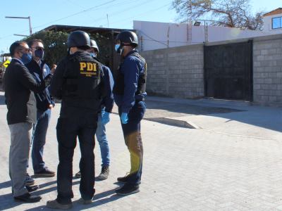 El fiscal Eduardo Ríos en una de las detenciones realizadas en el poblado de Huara.