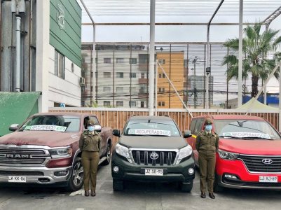 Parte de los vehículos encontrados en poder del imputado (foto de Carabineros)