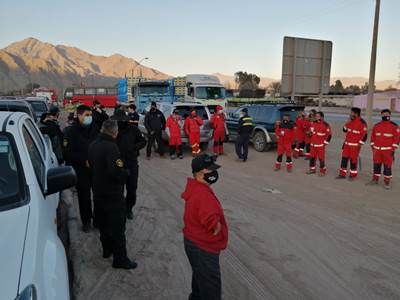 Los fiscales y equipos de rescate se reúnen a primera hora del día para coordinar cada salida.