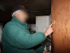 Una de las víctima muestra los impactos de proyectil en la puerta de su vivienda