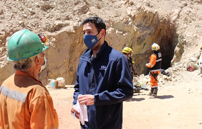 En el lugar del accidente el fiscal Coya tomó contacto con la persona a cargo de la faena minera.
