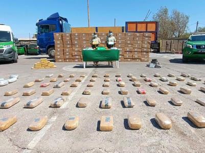 Más de 176 kilos de droga, 58 millones de pesos y 15.500 cartones de cigarrillos ilegales fueron incautados.