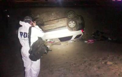 Uno de los vehículos en que se trasladaban los acusados se volcó, ya que el conductor intentó eludir un control policial.