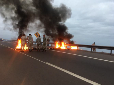 Imágenes de las barricadas en la ruta A-1 luego que se fueron las personas que las iniciaron y llegó personal de la Fach.