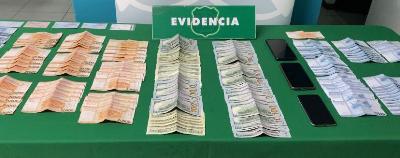 En los allanamientos se incautó dinero en efectivo, además de documentos de vehículos robados
