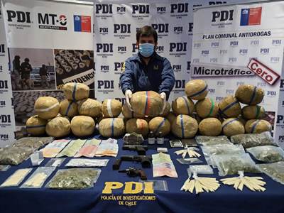 Marihuana, cocaína, armas y dinero en efectivo se incautaron en el procedimiento.