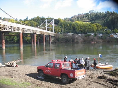 La víctima habría caído desde el puente Eduardo Frei al río Imperial