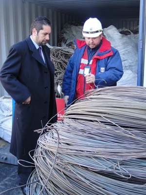 El Fiscal Jefe de Talcahuano, a la izquierda en la imagen, supervisó el decomiso de las especies robadas.