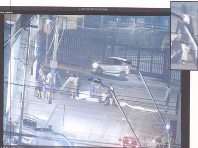 Imágenes de las cámaras de seguridad municipales cuando el acusado apilaba objetos para una barricada.
