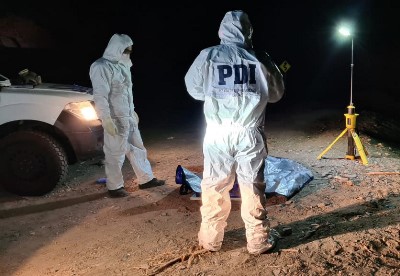 Personal de la Brigada de Homicidios de la PDI trabajó en el lugar en que fue hallado el cuerpo.