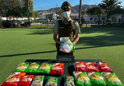 La droga estaba oculta en bolsas de comida que ambos imputados trasladaban en sus equipajes.