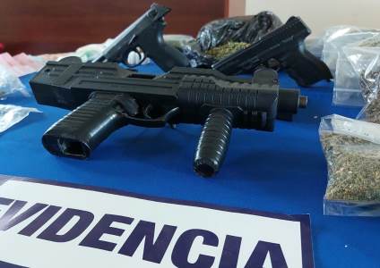 (foto gentileza PDI) Armas y drogas fueron incautados por la PDI y los imputados han sido formalizados por la Fiscalía