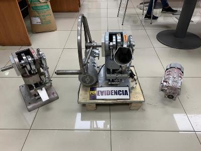 Las máquinas para elaborar pastillas sintéticas incautadas a la organización en Santiago.