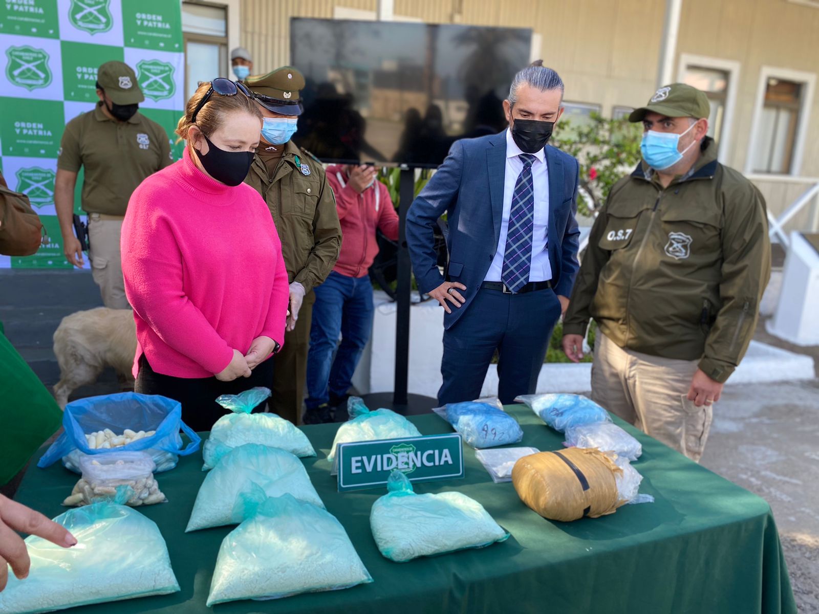 Fiscal Jefe Sacfi, Juan Castro Bekios junto a la Delegada Presidencial , Karen Behrens y personal del OS-7 de Carabineros.