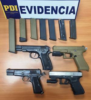 La diligencia permitió incautar 4 armas de fuego, ademas de 7 cargadores y cerca de 80 tiros.