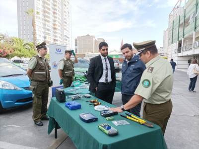 En la detención de los imputados se encontró un arma de fuego, armas de fogueo y herramientas para el robo de vehículos.