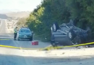 La camioneta volcada quedó a un costado del camino luego del accidente.