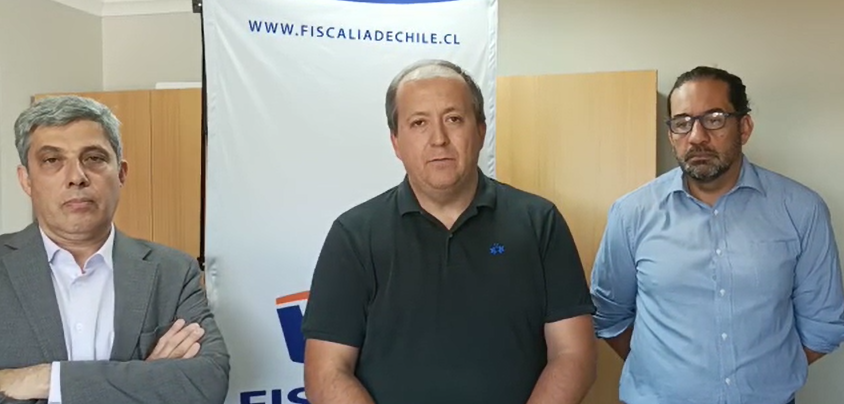 Fiscal Nacional (al centro) junto a Fiscal Regional (s), Álvaro Hermosilla (derecha) y el fiscal, Rolando Canahuate (izquierda)