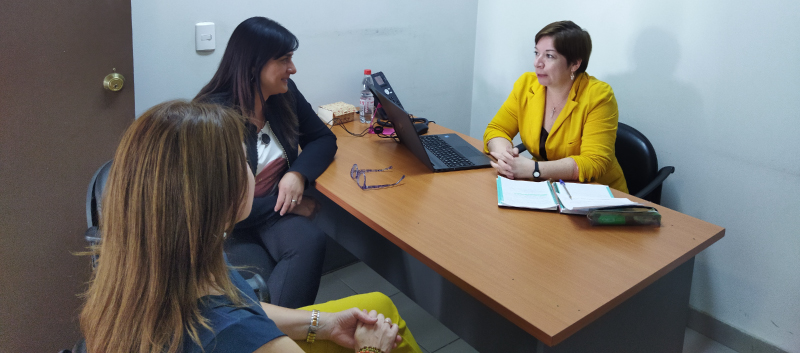 Reunión entre María Angélica Venegas, Directora Ejecutiva (s), María Luisa Díaz, Jefa (s) URAVIT, y Cynthia Mendoza, miembro de Fundanción Míranos.