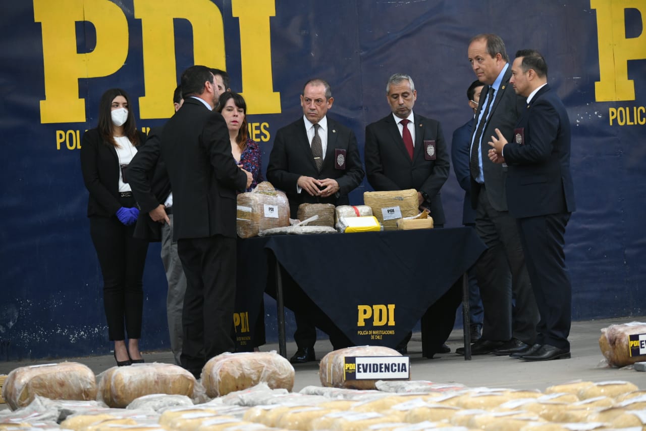 El Fiscal Nacional, Ángel Valencia; el Fiscal Regional Metropolitano Sur, Héctor Barros en el decomiso de casi 1700 kilos de de droga.  