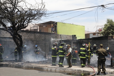 El fuego consumió completamente una vivienda y afectó parte de otros inmuebles.