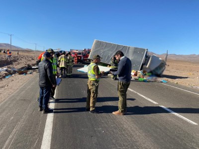 El fiscal Fernando Pino dirige las diligencias investigativas en el lugar del accidente.