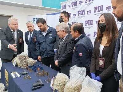 Dos armas, numerosas municiones y 144 kilos de drogas se incautaron en el procedimiento.