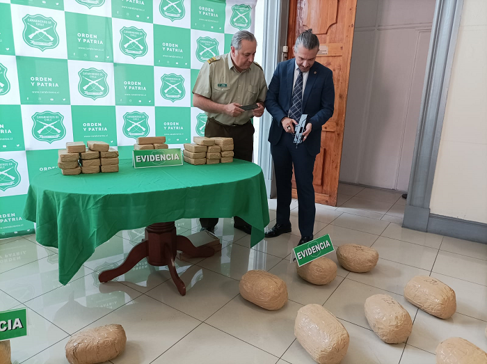 La subametralladora era transportada en el maletero del vehículo, junto a la droga.