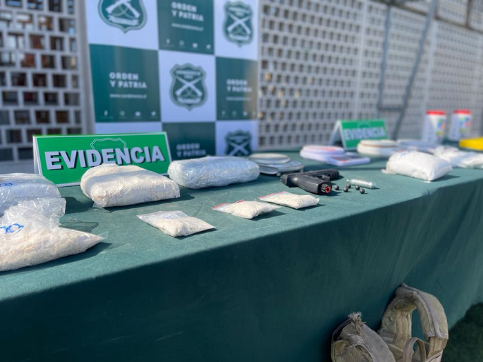 En poder de los detenidos se encontró droga y otros elementos prohibidos.