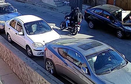 La Fiscalía y la PDI determinaron que los sujetos se movilizaban en vehículos como una moto para huir tras sus actos.