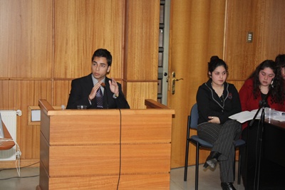 Alumno participando en simulación de juicio oral