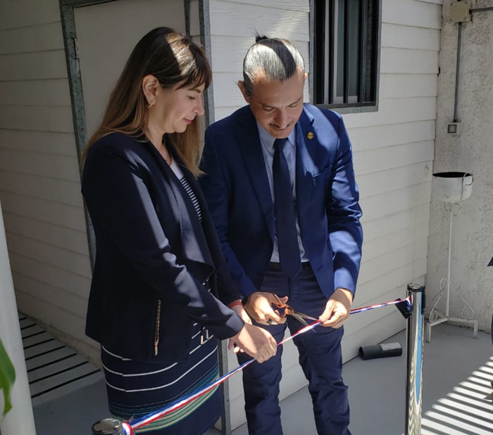 el fiscal Juan Castro Bekios y la fiscal Cecilia González, durante el corte de cinta.