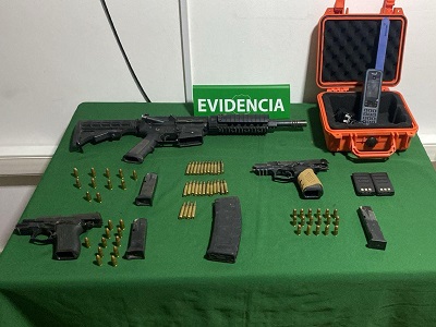 Se incautó una carabina, dos pistolas y cargadores con más de 60 cartuchos. 