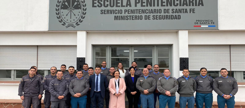 Fiscal Tania Sironvalle junto a los funcionarios penitenciarios de la Gendarmería Argentina.