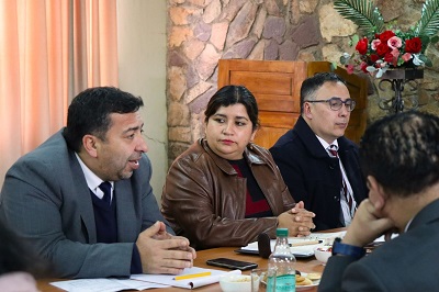 El nuevo fiscal jefe de la comuna (al costado izquierdo) participó del consejo comunal y contestó dudas de la comunidad.