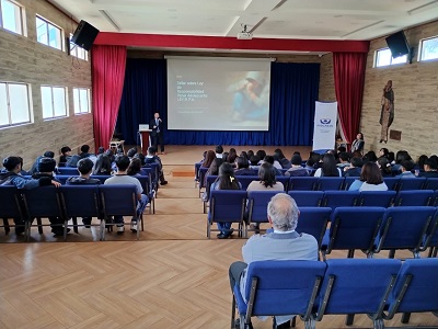 La charla fue seguida atentamente por la comunidad del colegio.