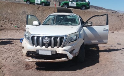 La camioneta guiada por el imputado terminó volcada en la carretera.