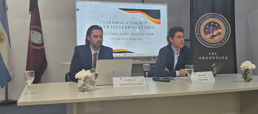 Fiscal Jefe de Curacaví, Paul Martinson y Juez del Tribunal Oral de Mendoza, Ramiro Salazar en seminario.