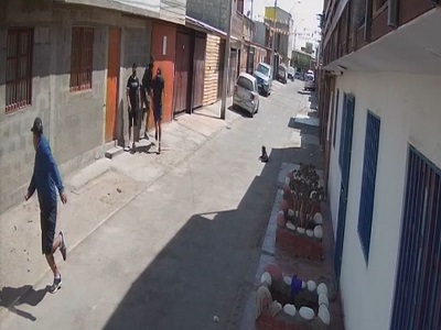 El sujeto logró huir tras inventar que un amigo le entregaría dinero a los acusados. 